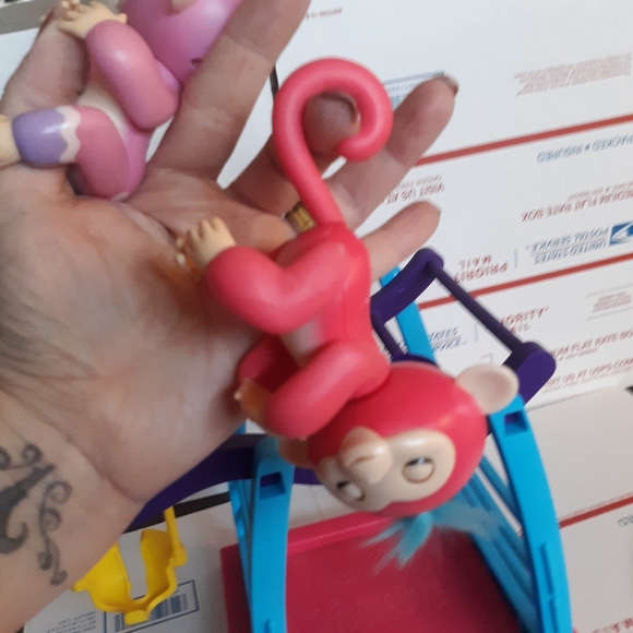 2 fingerlings with playset - Picture 5 of 8